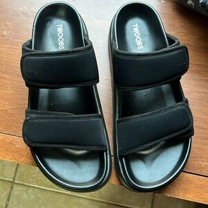 TWOOBS sandals